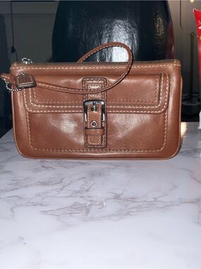 Coach Soho Wristlet British Tan Leather Buckle Pocket Y2K Contrast Stitch